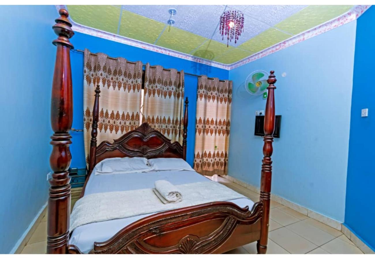 Royal Lake View Gardens Bed & Breakfast Kampala Exterior photo