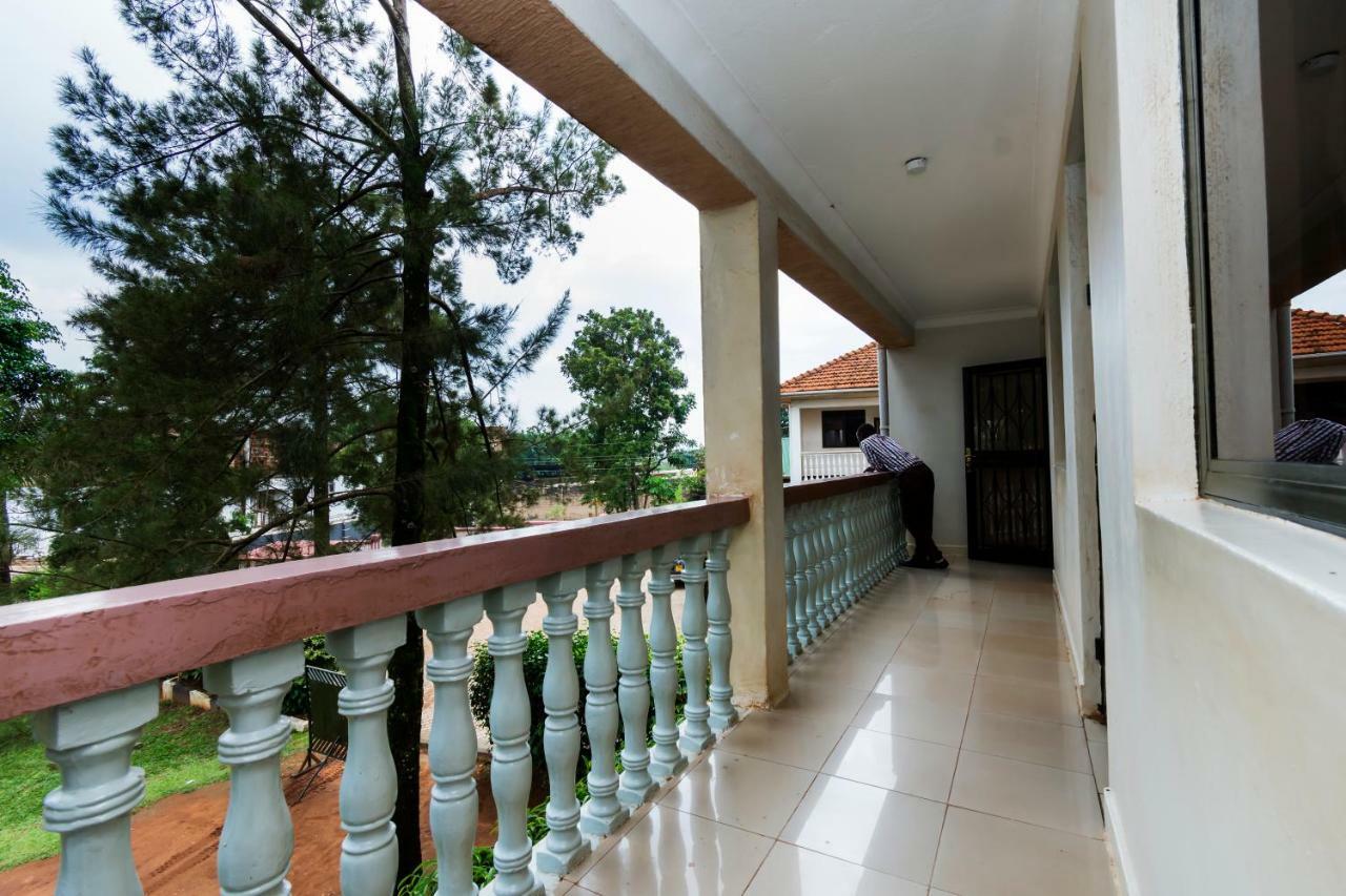 Royal Lake View Gardens Bed & Breakfast Kampala Exterior photo